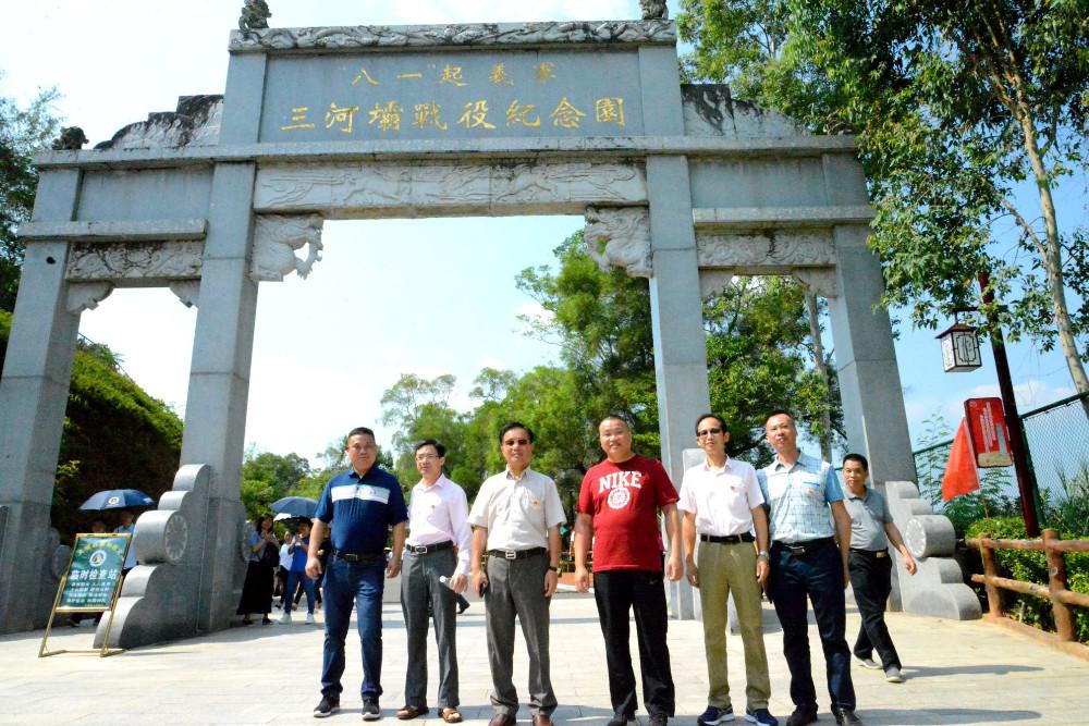 16領(lǐng)導三河壩戰(zhàn)役紀念園合影_看圖王.jpg